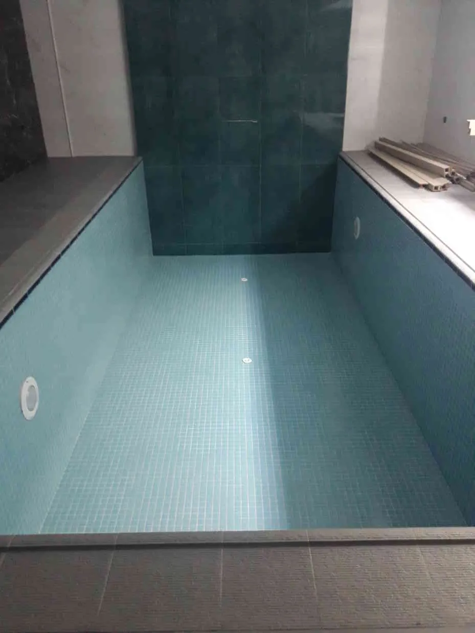 Havuzda serinlemenin keyfini çıkarın. Safir mavisi suyu ve huzur veren atmosferiyle göz alıcı bir yüzme havuzu.